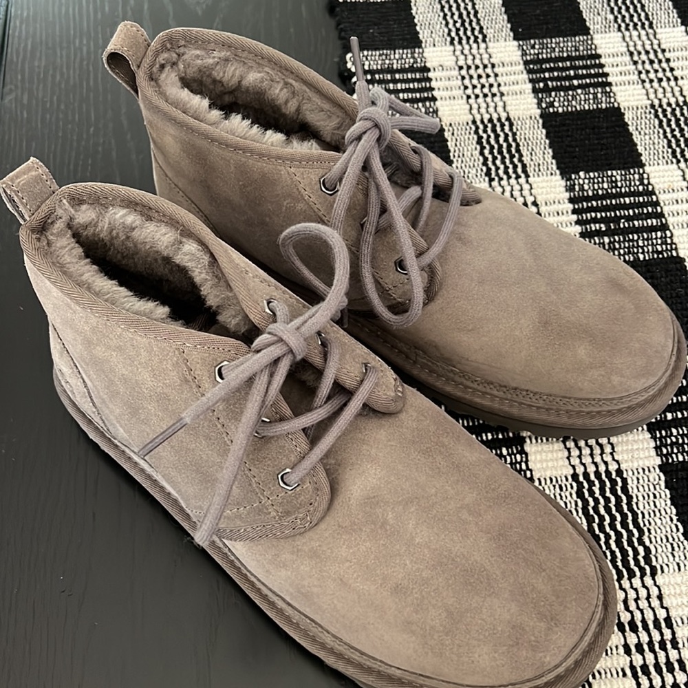 NWOT Men’s UGG grey boots suede